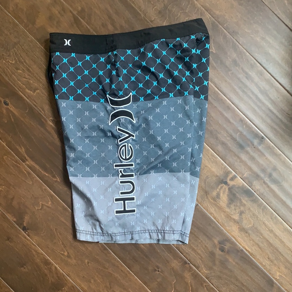 Men’s board shorts - Picture 2 of 2